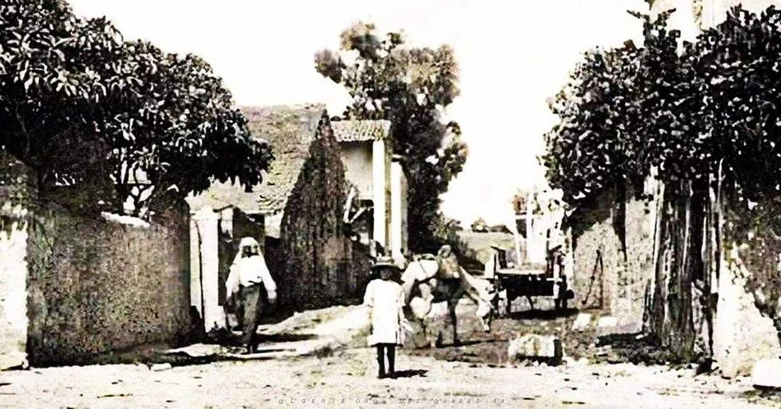 1743-Gastu- Pres de Guelma - Rue2 de la Poste en 1920.jpg